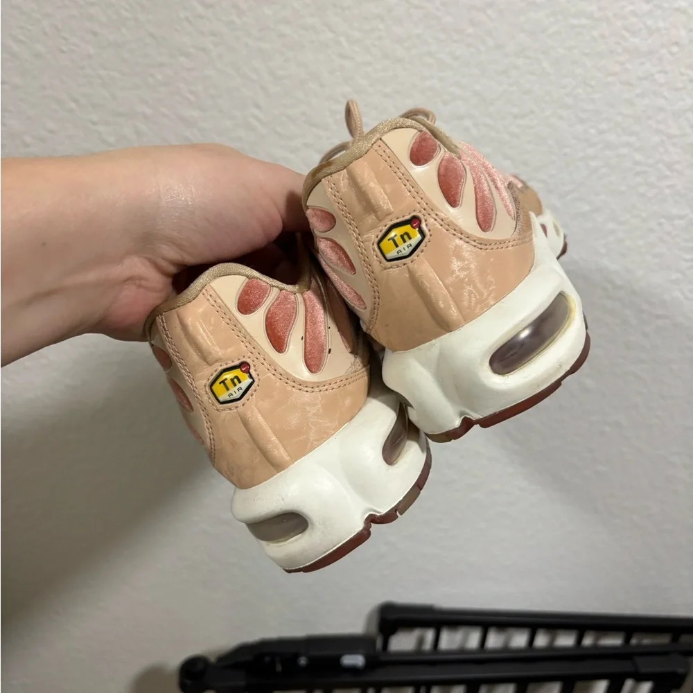 🔥Nike Air Max Plus in Red and Cream - Picture 8 of 9